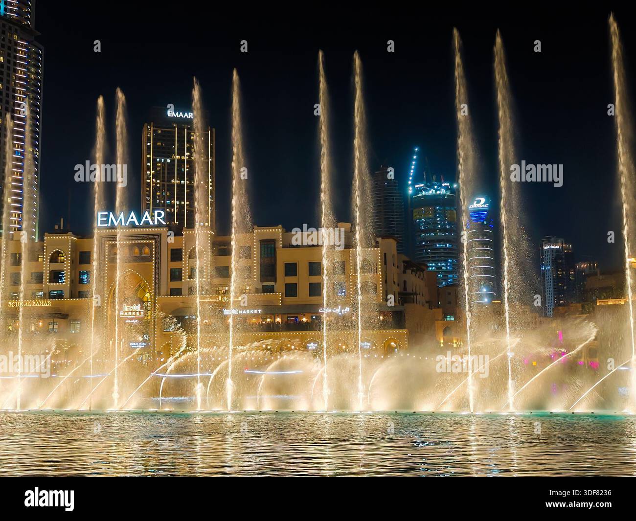 01 11 2026 - Dubai, Vereinigte Arabische Emirate. Der Dubai-Brunnen neben dem Burj Khalifa in der Business Bay in der Innenstadt von Dubai. Live-Show am Abend Stockfoto