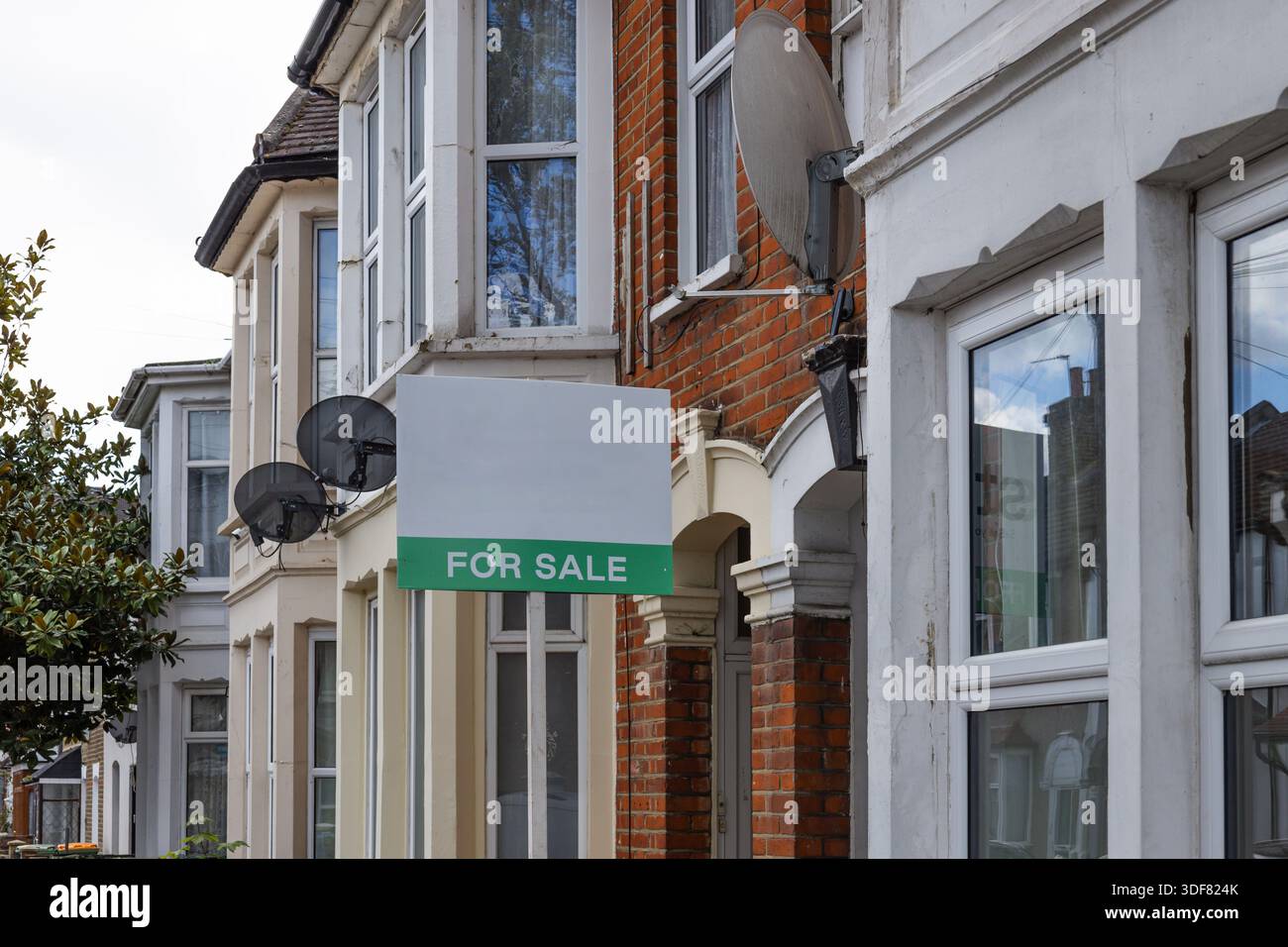 Home Sale Sign on Residence Street Property Exterieur Stockfoto