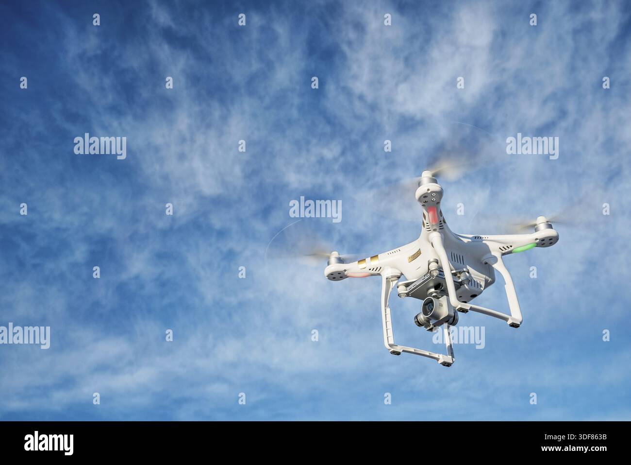 FORT COLLINS CO, USA, 2. DEZEMBER 2015: DJI Phantom 3 Quadcopter Drohne fliegt mit einer 4K-Videokamera gegen blauen Himmel Stockfoto