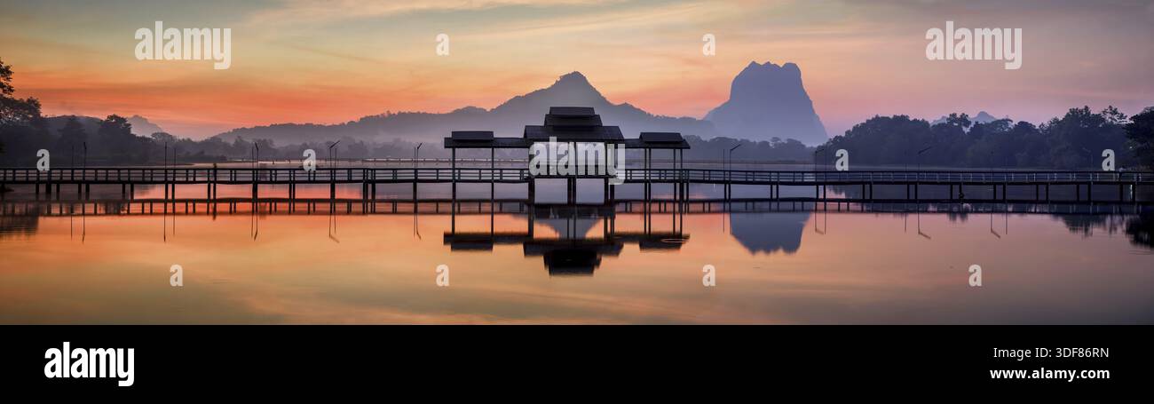 Fantastisches Panorama der Parklandschaft bei Sonnenaufgang. Brücke und Pavillon auf dem See bei hPa-an, Myanmar (Birma) Reiselandschaften und Reiseziele. Fünf Bilder schwenken Stockfoto