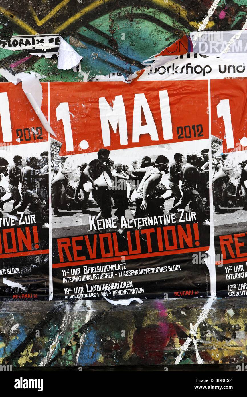 Plakate, die eine Revolution am 1. Mai 2012 in Hamburg fordern, am 1. Mai 2012 Stockfoto