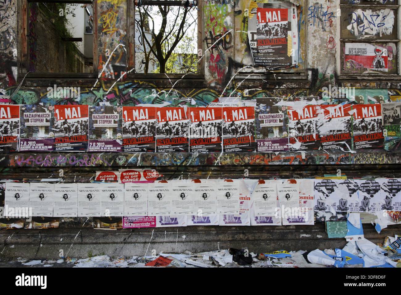 Plakate, die eine Revolution am 1. Mai 2012 in Hamburg fordern, am 1. Mai 2012 Stockfoto