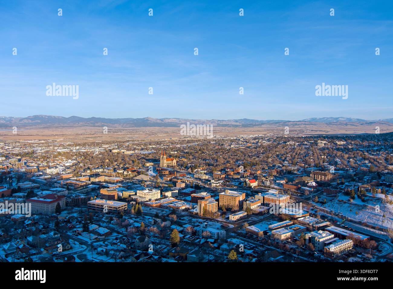 Drohnenaufnahme von Helena, Montana im Dezember Stockfoto