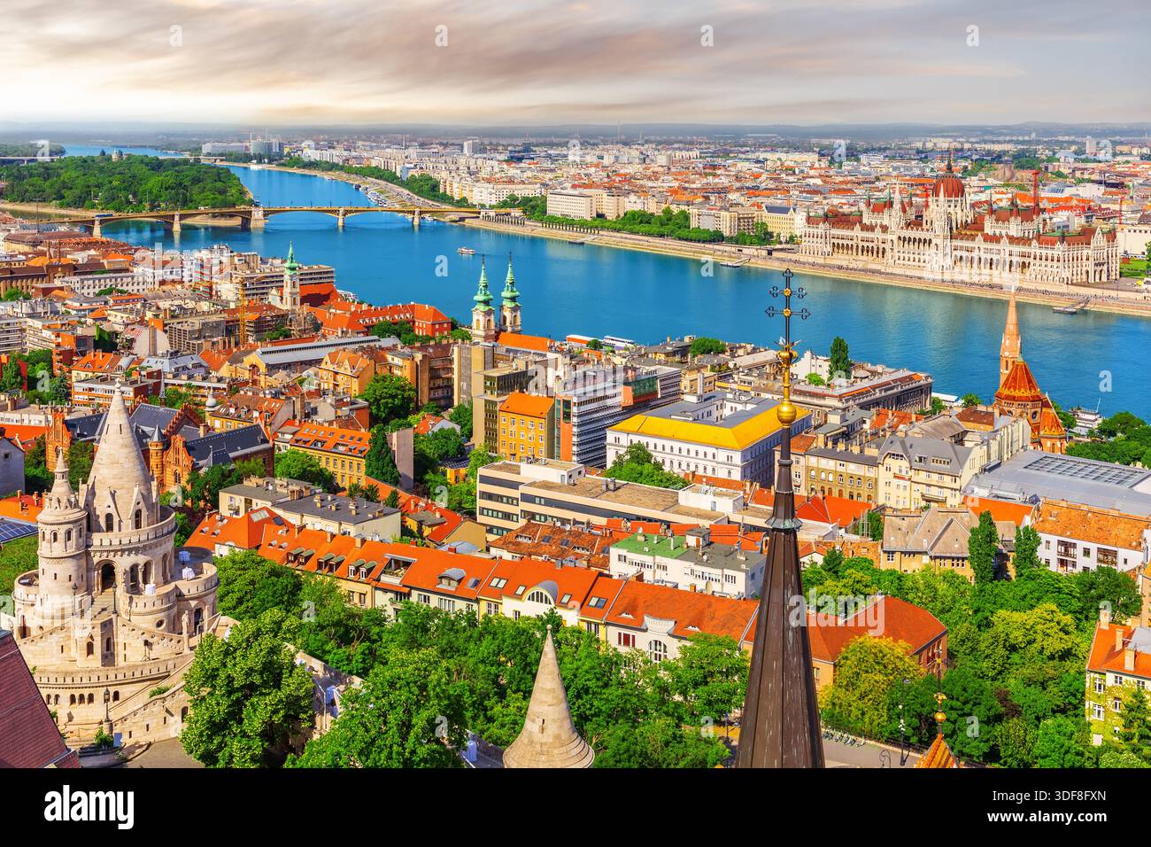 Aus der Vogelperspektive von Budapest mit Fischerbastei, Donau, Margareteninsel und ungarischem parlament. Stockfoto