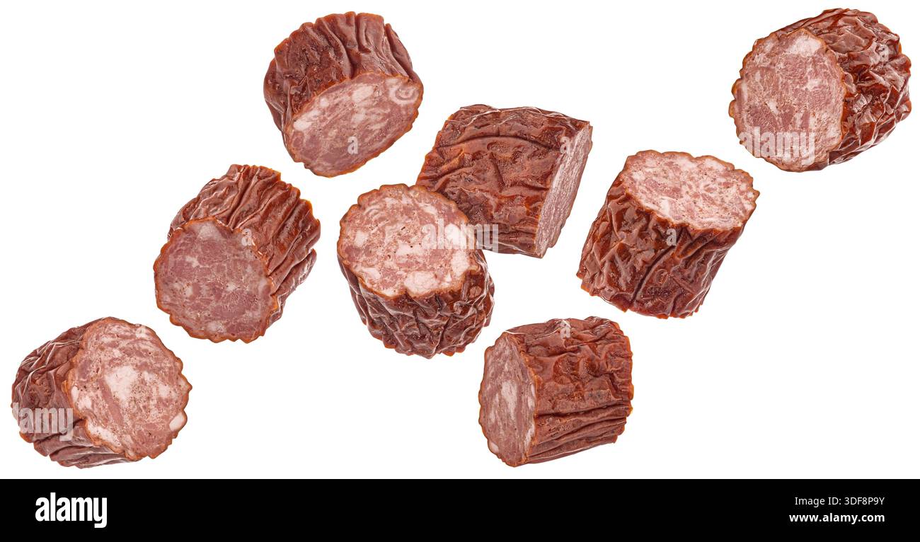 Polnische Kielbasa-Scheiben, gehackte geräucherte Wurst isoliert auf weißem Hintergrund mit Schnittpfad, volle Schärfentiefe Stockfoto