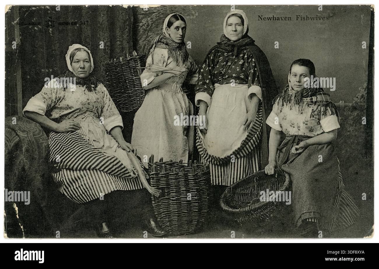 Original-Postkarte aus der Edwardianischen Ära einer Gruppe von Newhaven Fishwives, Newhaven, Edinburgh, Großbritannien datiert / veröffentlicht am 16. Mai 1905, aber das Originalfoto ist früher und wurde möglicherweise in den späten 1890er Jahren in Großbritannien aufgenommen Stockfoto