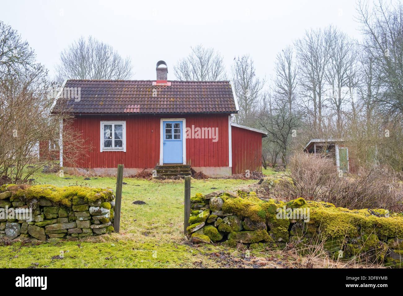 Rote kleine Hütte auf dem Land Stockfoto