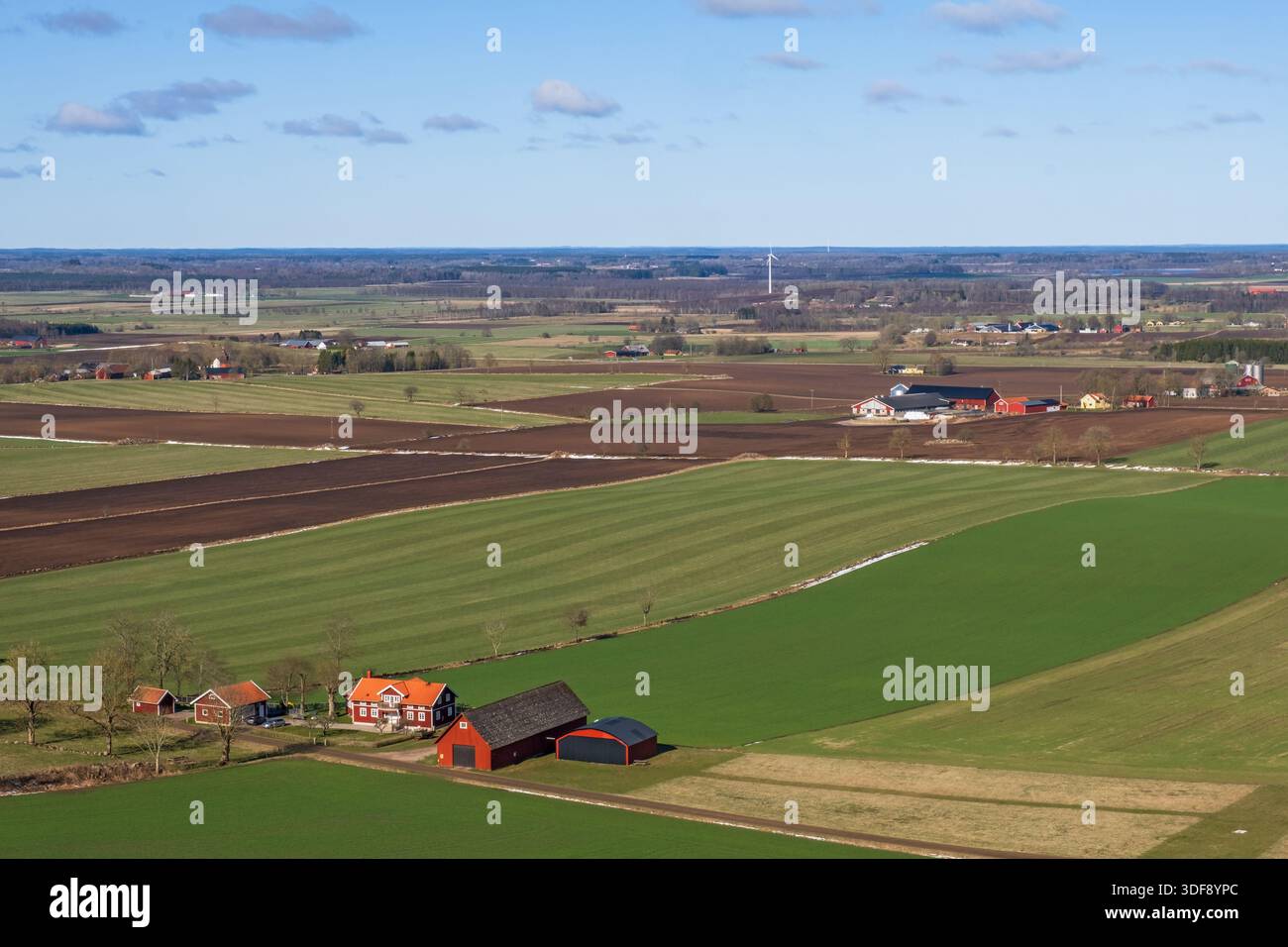 Blick auf die ländliche Landschaft mit Feldern und Bauernhöfen im Frühling Stockfoto