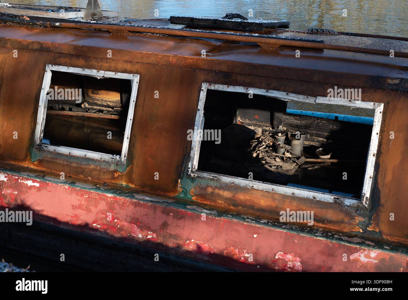Verbrannte Schmalboot auf dem Fluss, Großbritannien Stockfoto
