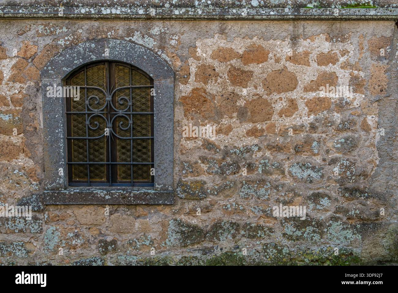Vintage-Gitterfenster an alten Ziegelwänden Stockfoto