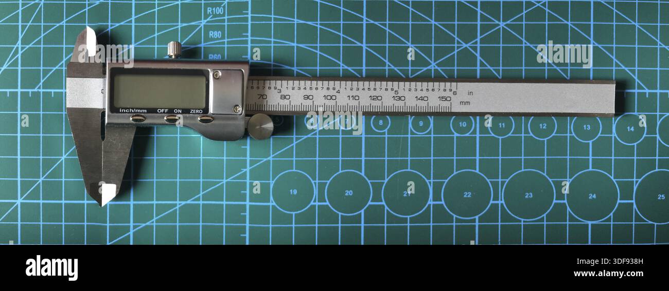 Messschieber mit elektronischer Anzeige, Mikrometer, Werkzeug für präzise Messungen Stockfoto