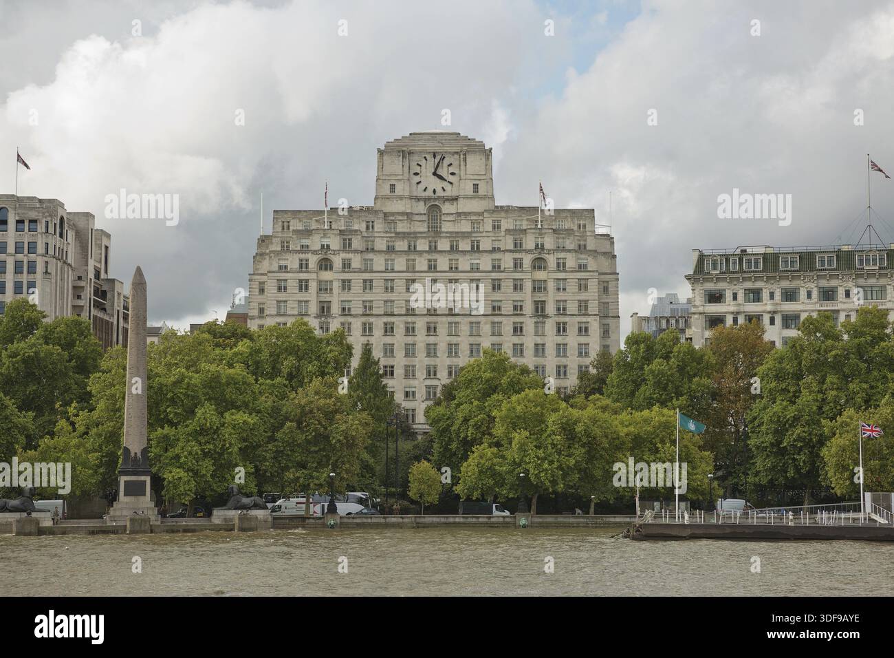 LONDON, Großbritannien - 08. SEPTEMBER 2017: Blick auf die Architektur der Stadt London in Großbritannien am Ufer der Themse Stockfoto