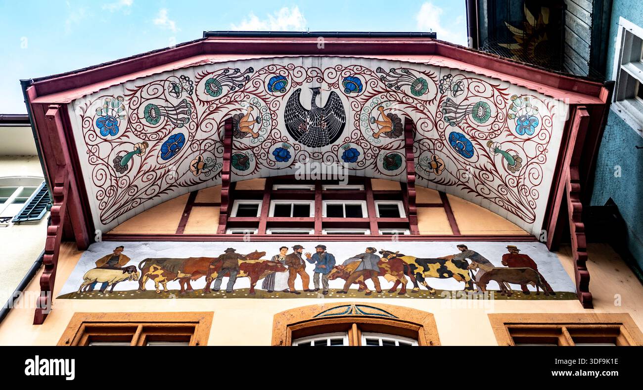 Farbenfrohes Wandgemälde an einer Gebäudefassade mit komplizierten Mustern und Figuren. Stockfoto