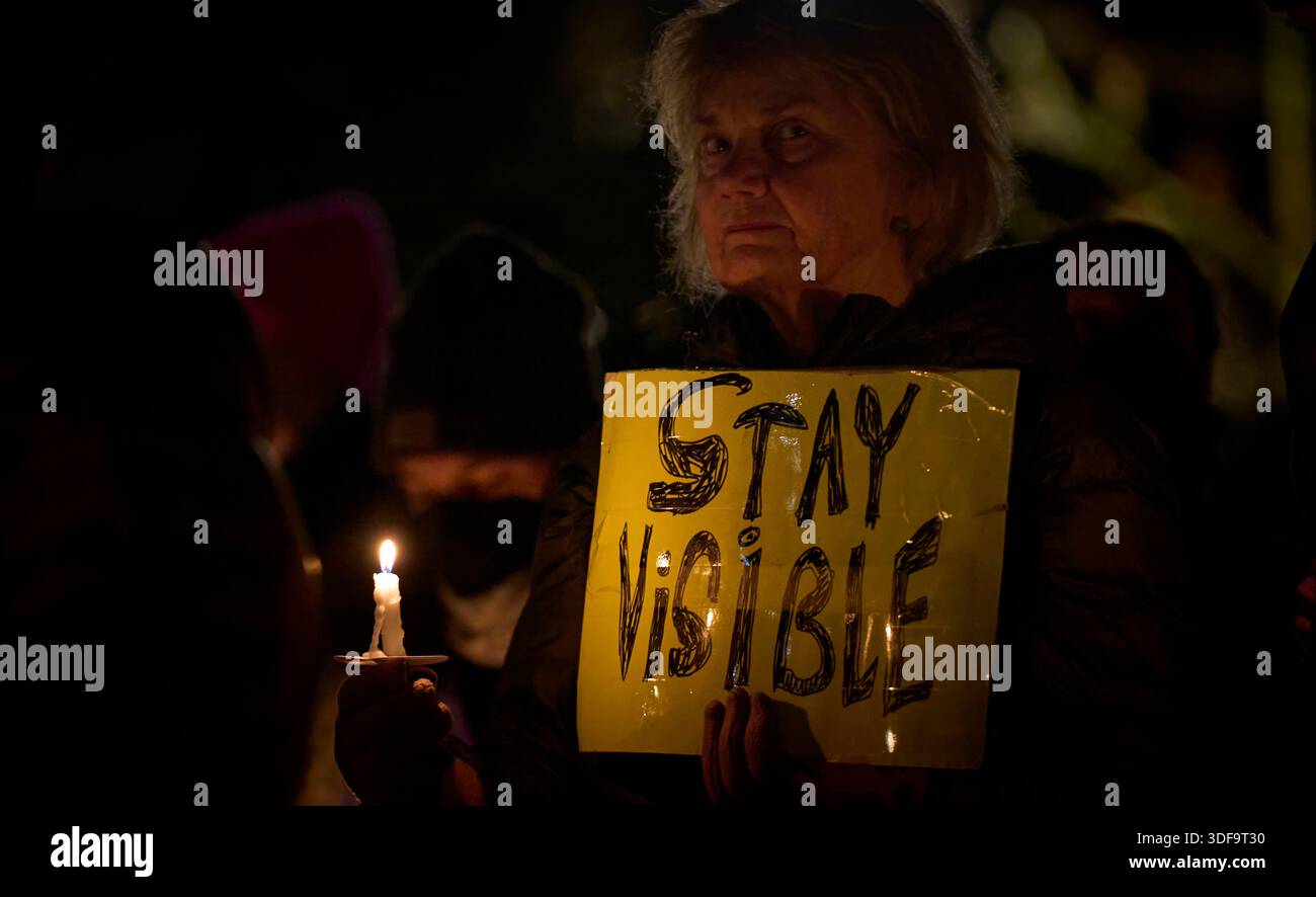 Eine Frau hält am 10. Januar 2026 in Portland, Oregon, ein Schild in einer Mahnwache bei Kerzenlicht für diejenigen, die von Bundesbeamten getötet oder verletzt wurden. Stockfoto