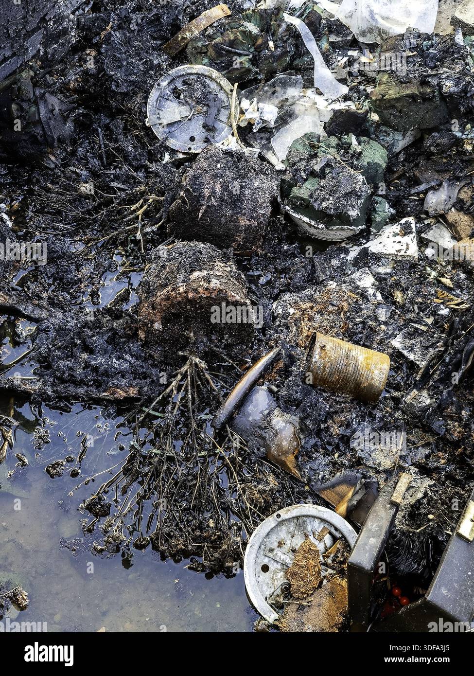 Details des alten Krematoriums mit Überresten menschlicher Knochen, Friedhof Stockfoto
