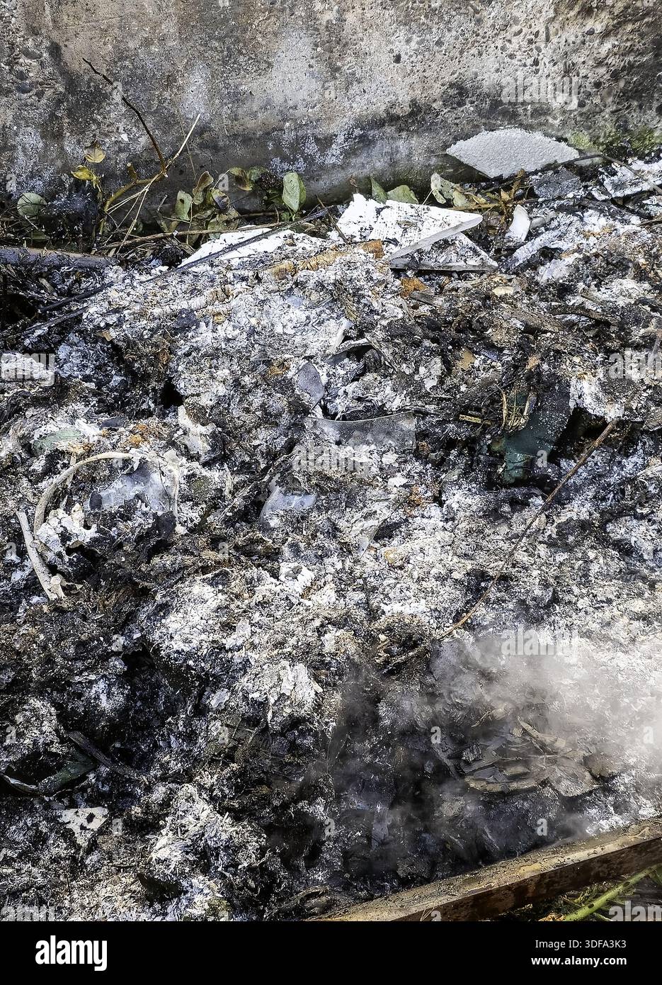 Details des alten Krematoriums mit Überresten menschlicher Knochen, Friedhof Stockfoto