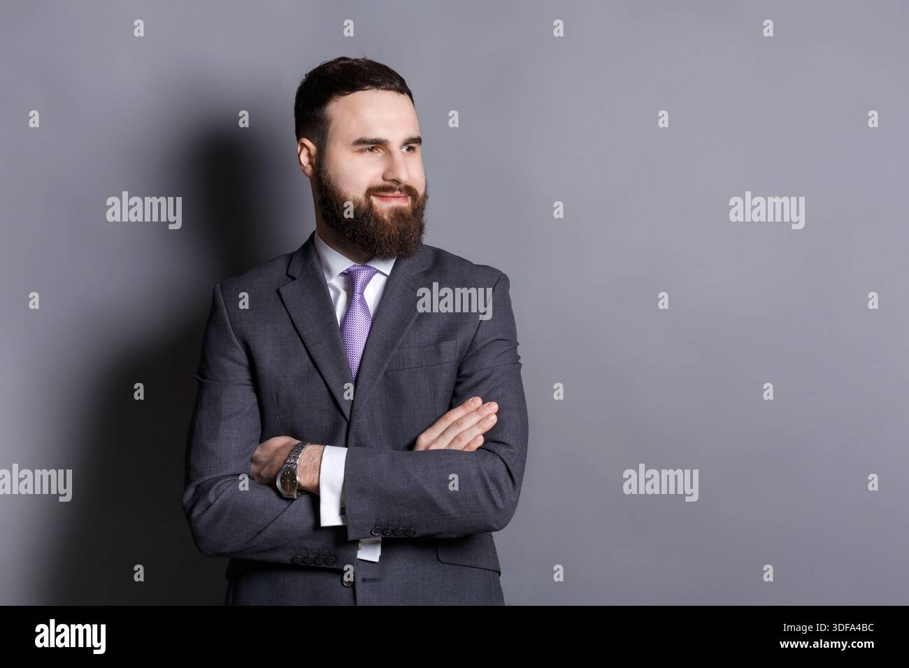 Gutaussehendes, selbstbewusstes, bärtiges Geschäftsmann-Porträt Stockfoto