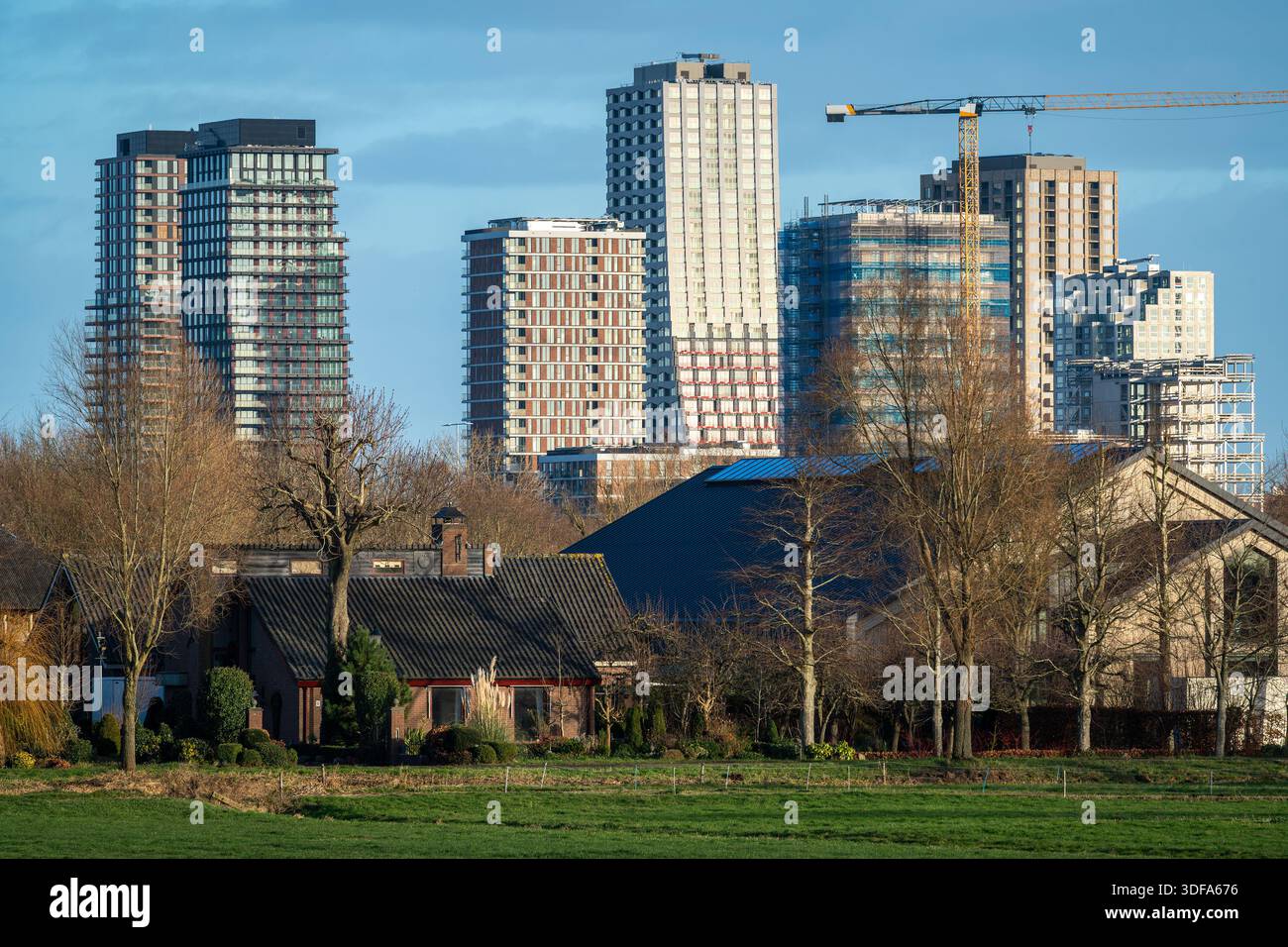 Erweiterung der Skyline von Amsterdam-zuidoost, Bau moderner, futuristischer Hochhäuser aus dem Grünen Stockfoto