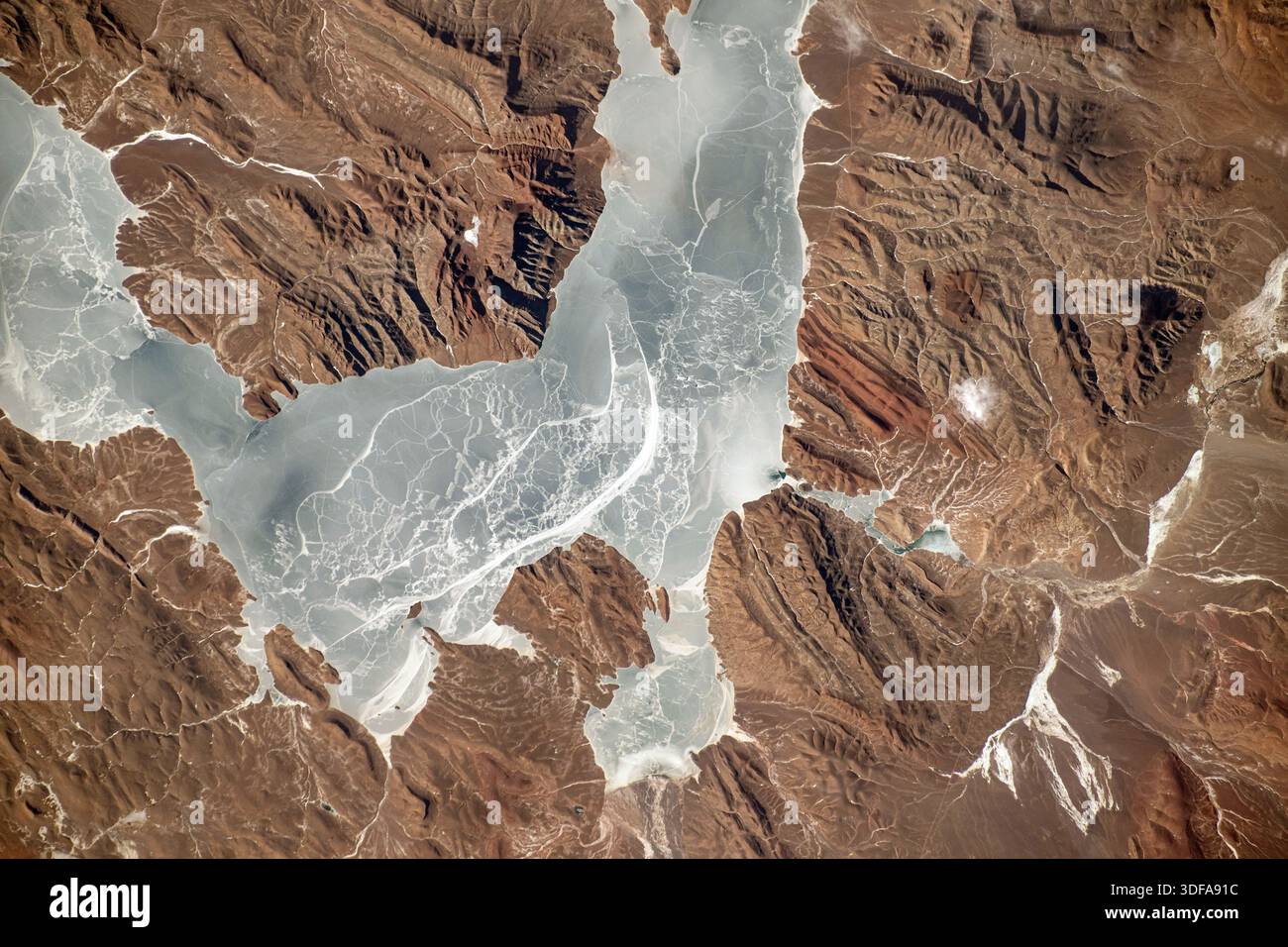 Ein eiskalter See im südwestlichen chinesischen Hochplateaugebiet nördlich des Himalaya ist von der Internationalen Raumstation aus gesehen, die 262 Meilen über dem asiatischen Kontinent umkreist hat. Eine optimierte Version eines Originalbildes der NASA: NASA/DPettit Stockfoto