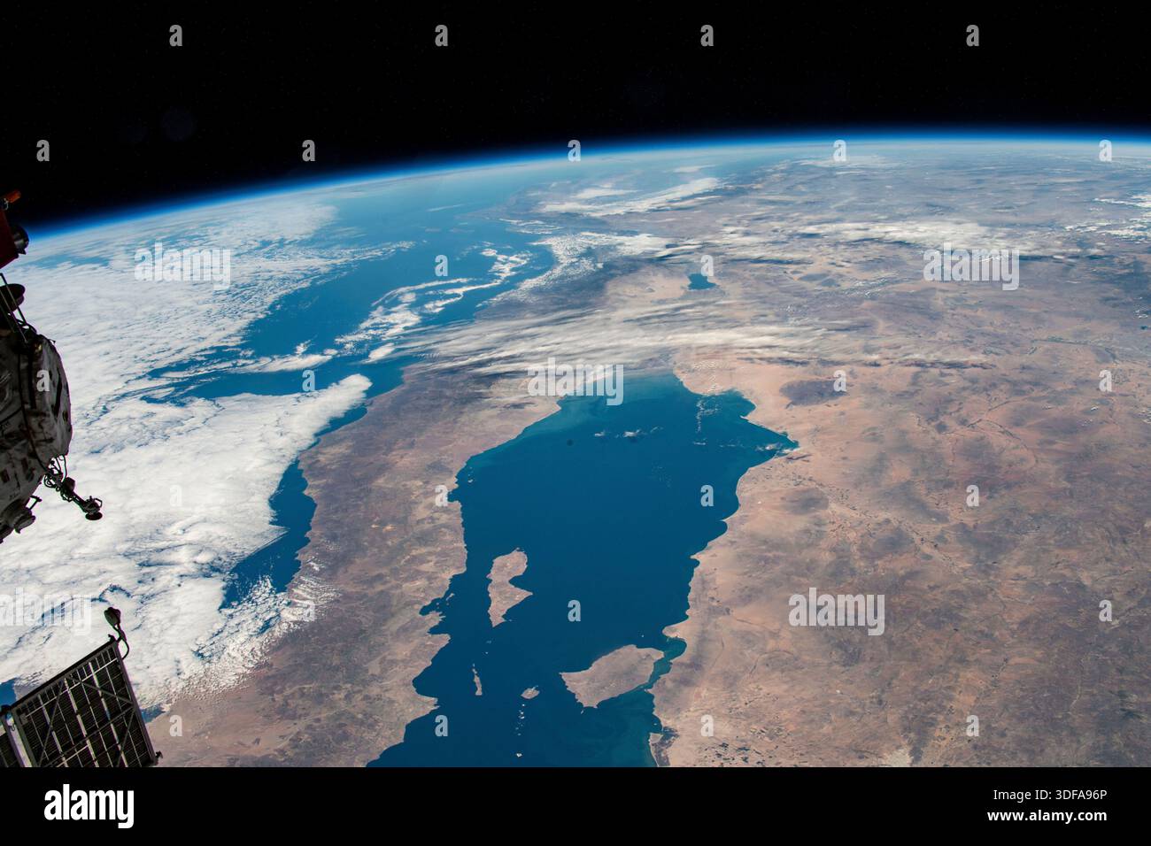 Der Golf von Kalifornien zwischen den mexikanischen bundesstaaten Baja California und Sonora ist von der Internationalen Raumstation aus in einer Umlaufbahn von 260 km zu sehen. 26. Oktober 2023 eine optimierte Version eines Originalbildes der NASA: NASA/JMoghbeli Stockfoto