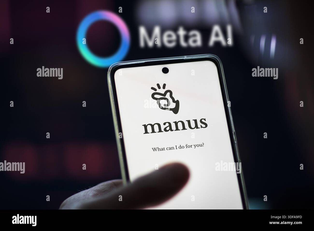 Januar 2025. Manus AI Agents-Anwendung mit verschwommenem Meta AI-Logo im Hintergrund. Stockfoto