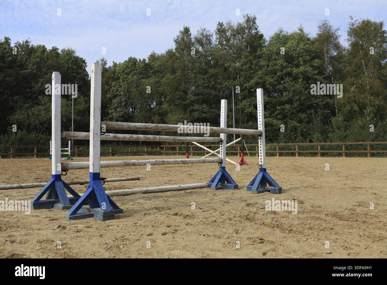 Doppelbarriere im Springkurs, Hürde in der Nähe Stockfoto