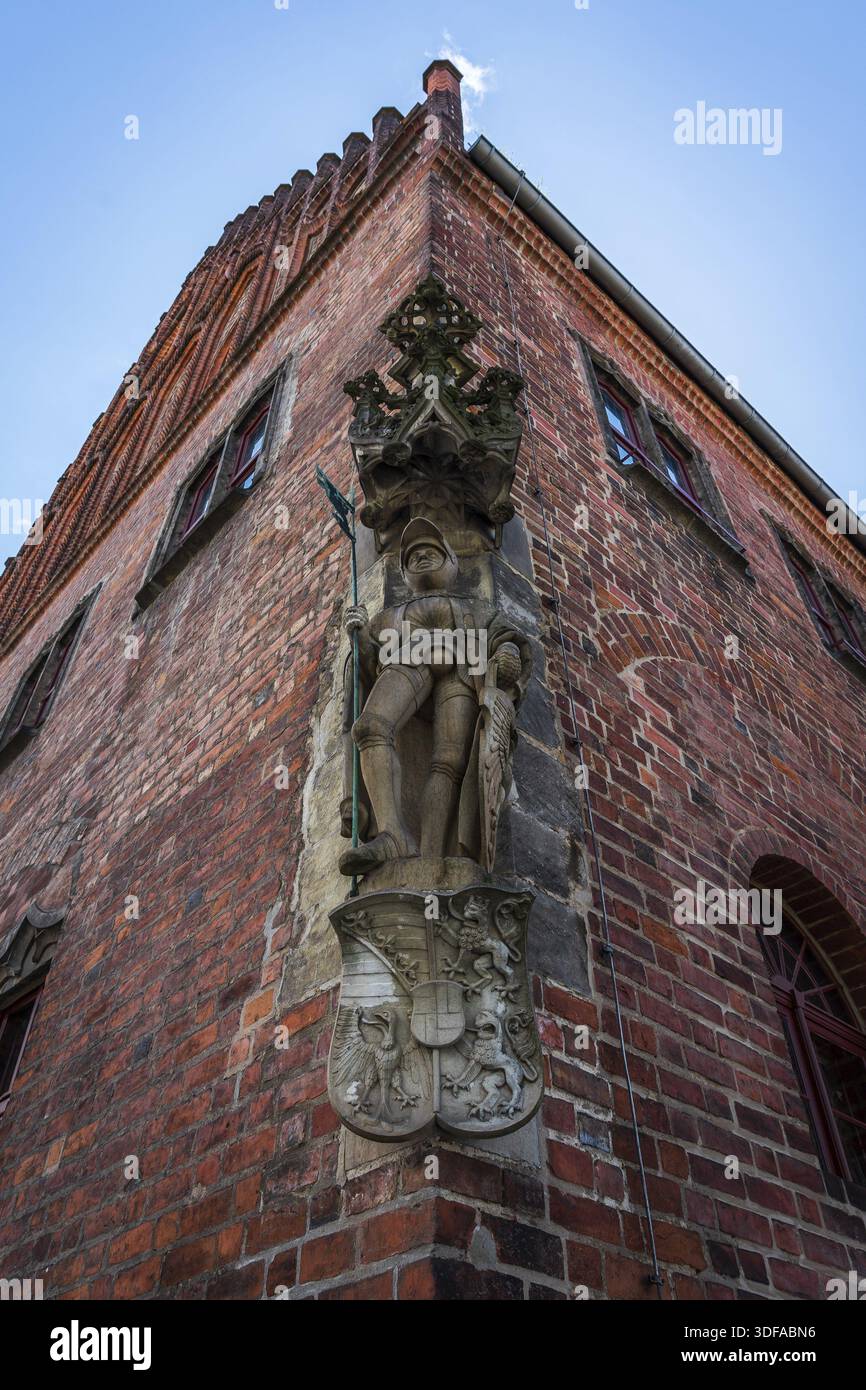 Eine Kopie der ursprünglichen Statue des Heiligen Maurice aus dem Jahr 1507 an der Ecke des mittelalterlichen Gebäudes des Rathauses. Jueterbog ist eine historische Stadt in Nord-Eas Stockfoto