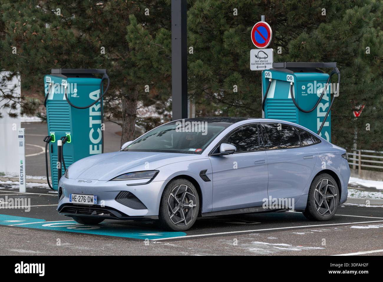 Houdemont, Frankreich - Blick auf ein blaues BYD-Siegel auf einem Parkplatz, der an einer Schnellladestation aufgeladen wird. Der BYD Seal ist eine elektrische Sportlimousine. Stockfoto