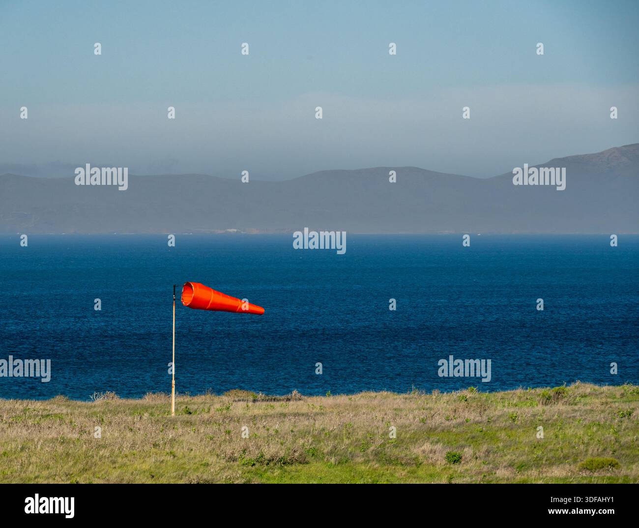 Vollständig ausgedehnter Windsock gegen das blaue Wasser des Santa Barbara Channel vor der Küste von Santa Rosa Island Stockfoto