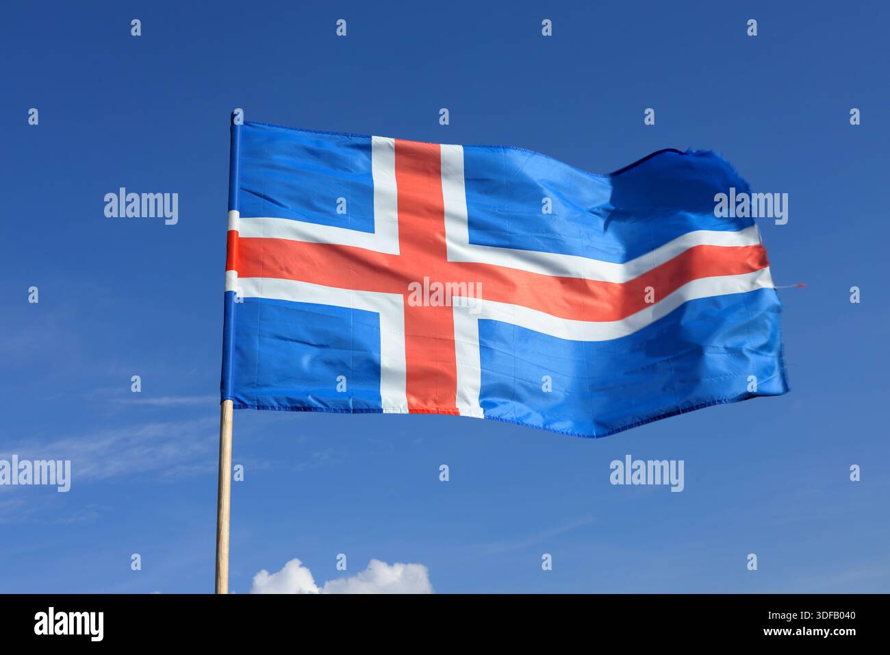 Isländische Flagge. Blau, weiß und rot. Sonniger Sommertag und schöner Himmel. Stockfoto