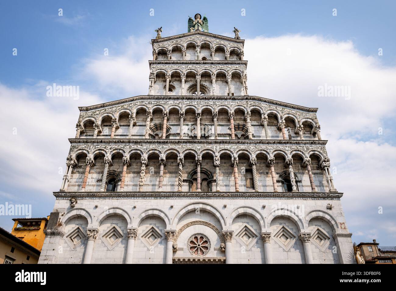 Die Fassade der Kirche San Michele in Foro, fotografiert von der Piazza San Michele in Lucca, Italien. Stockfoto