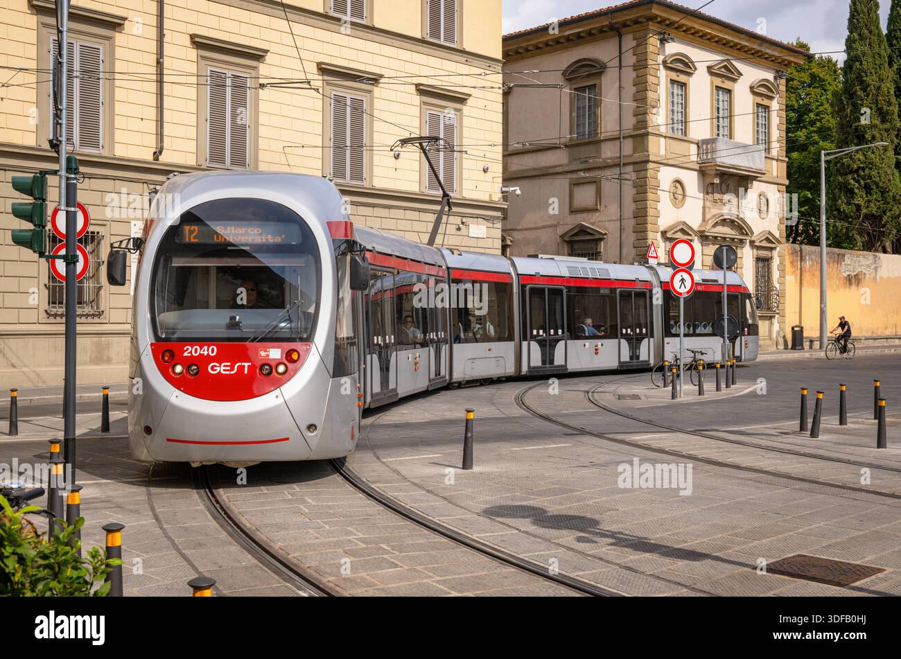 Als Teil des Straßenbahnnetzes ist dies ein Bild einer Straßenbahn, die durch die Straßen der Stadt Florenz fährt. Stockfoto
