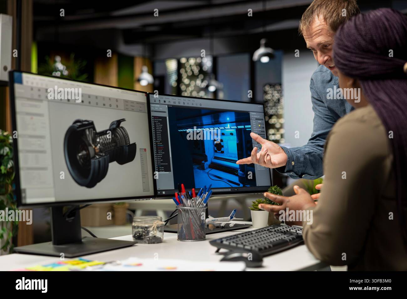 Team aus qualifizierten Ingenieuren, die eine Mars-basierte virtuelle Station mithilfe von KI-Schnittstelle und Turbine erstellen. Futuristisches Programm, das Daten mit maschinellem Lernen und Automatisierung verarbeitet, um das Spieldesign zu optimieren. Stockfoto