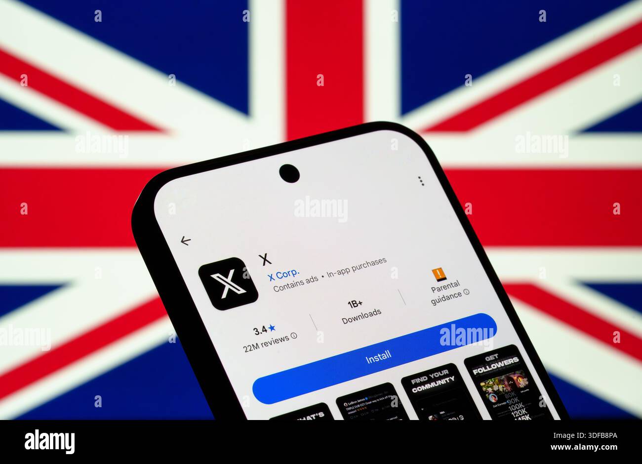 X App-Download-Seite auf Smartphone-Bildschirm mit Union Jack Hintergrund, Konzept des Zugangs zu Social Media-Plattformen in Großbritannien. Stafford, Großbritannien, Jan Stockfoto