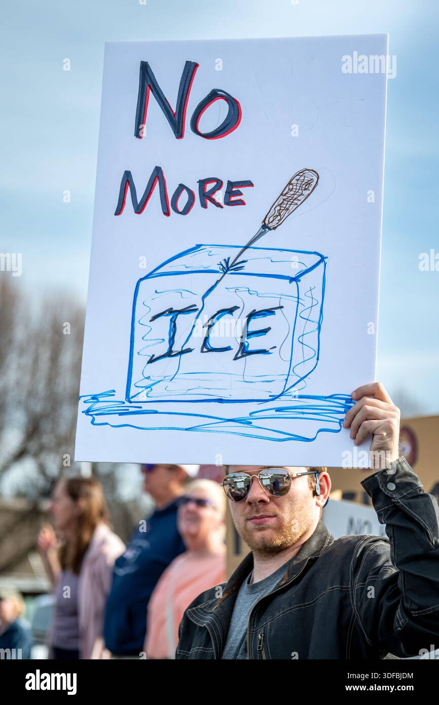 Ein Mann mit einem handgefertigten „No More ICE“-Schild mit einem handgezeichneten Eiswürfel und Pick-Ständen während einer lokalen Demonstration in Auburn, CA. Stockfoto