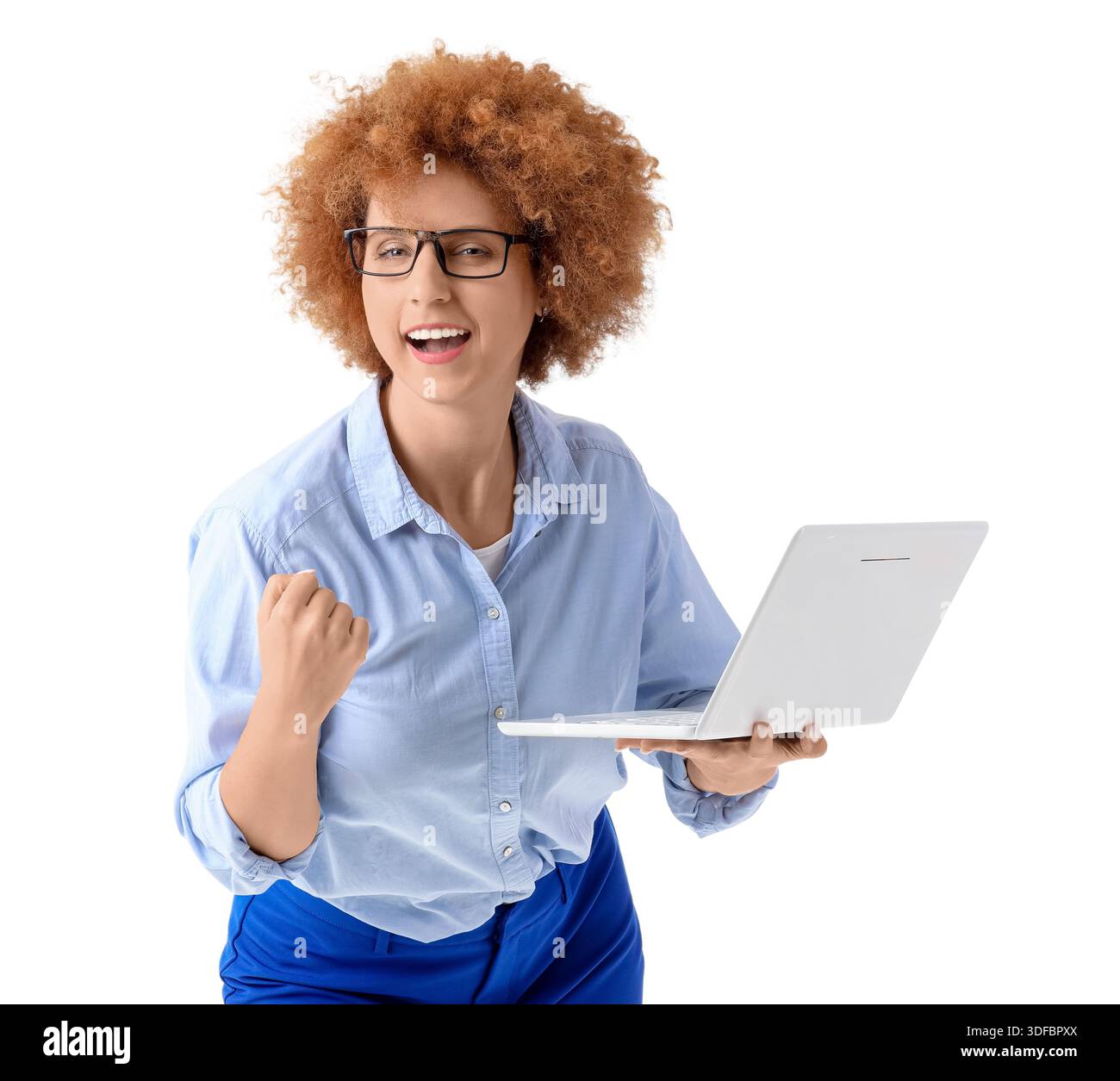 Glückliche Freiberuflerin mit Laptop auf weißem Hintergrund Stockfoto