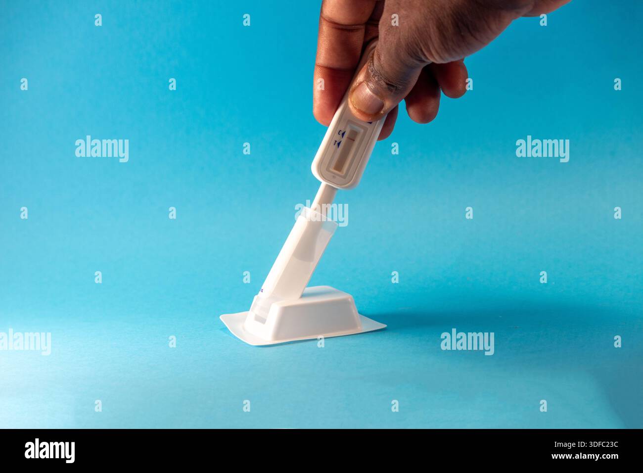 HIV-Selbsttest-Kit mit oralem Tupfer und Teströhrchen für schnelles HIV-Screening zu Hause Stockfoto