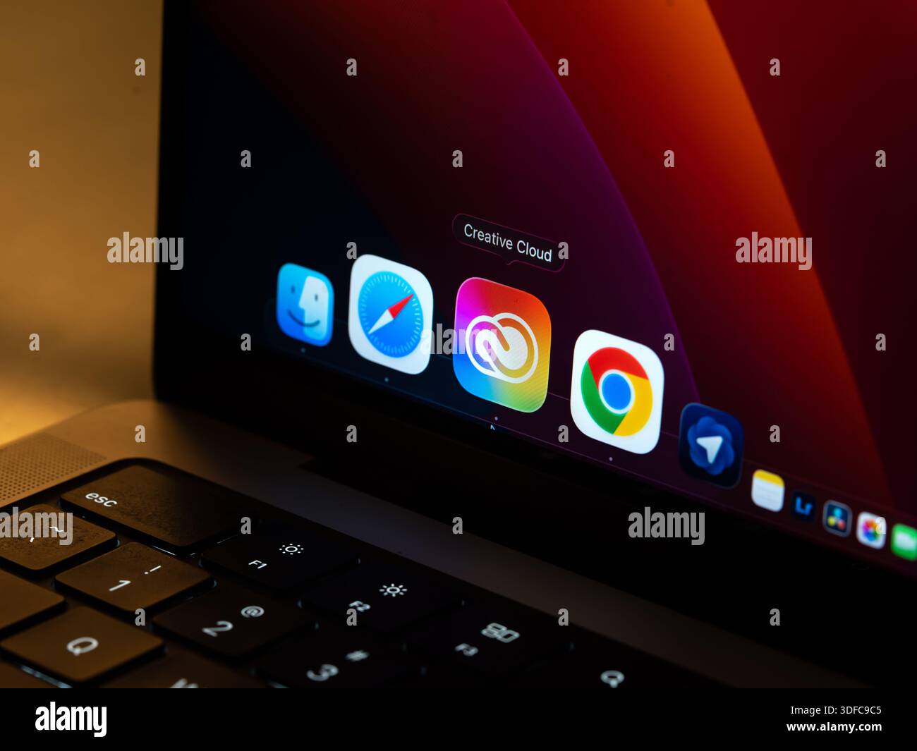 Das Adobe Creative Cloud-Logo wird am 06. Januar 2026 in Bangalore, Indien, auf dem Bildschirm eines Smartphones angezeigt Stockfoto