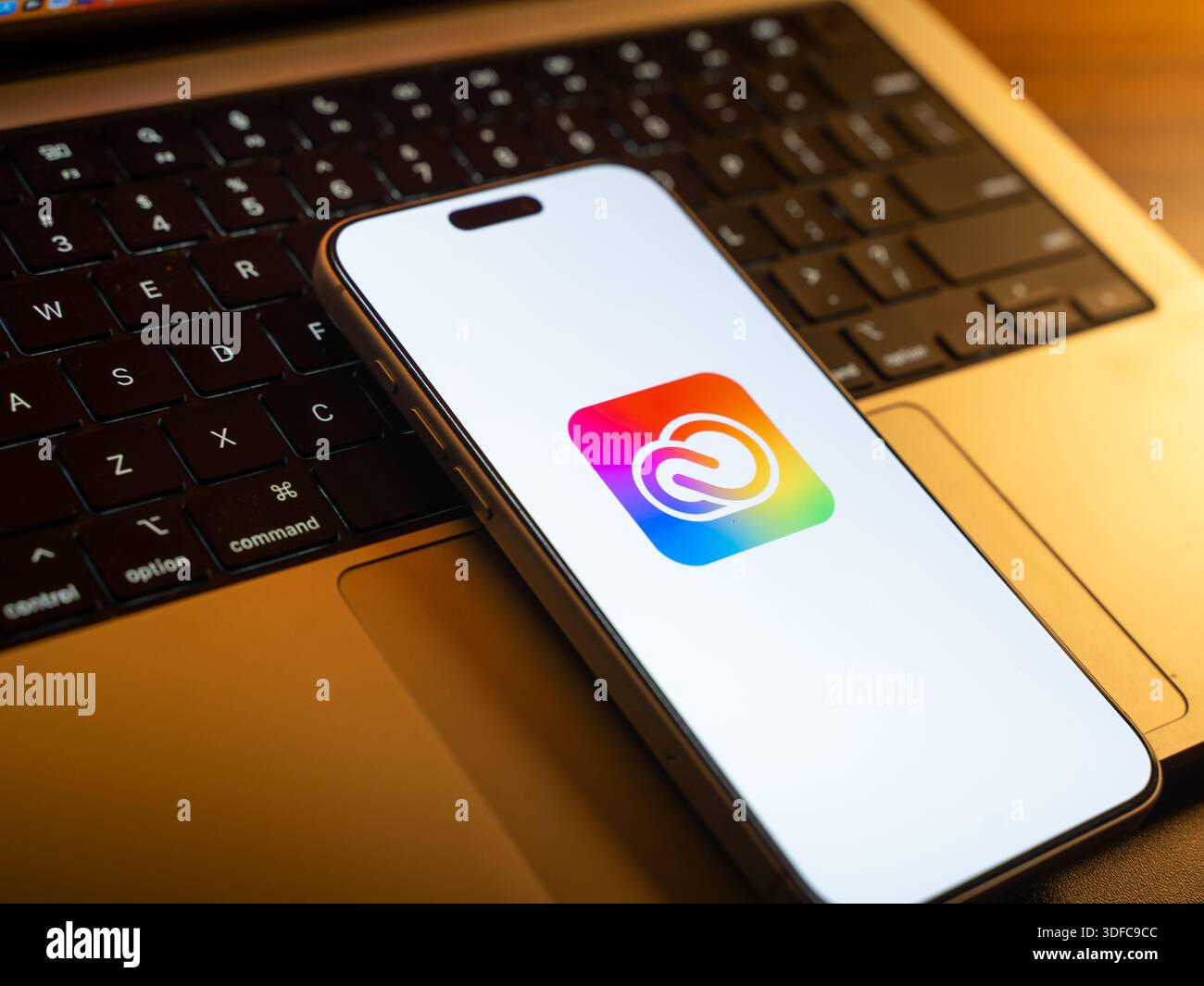 Das Adobe Creative Cloud-Logo wird am 06. Januar 2026 in Bangalore, Indien, auf dem Bildschirm eines Smartphones angezeigt Stockfoto