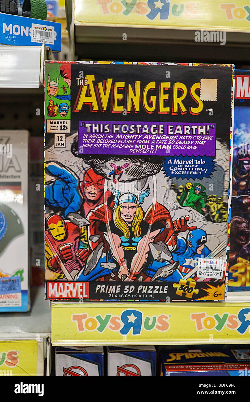 Marvel Avengers 3D-Puzzle im Retro-Comic-Stil, das in einem Spielwarenladen präsentiert wird und klassische Superhelden enthält, die für die Vermarktung moderner lizenzierter Waren verwendet wurden Stockfoto