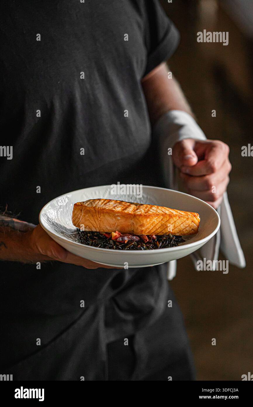 Gegrilltes Lachsfilet, serviert vom Koch auf Teller Stockfoto