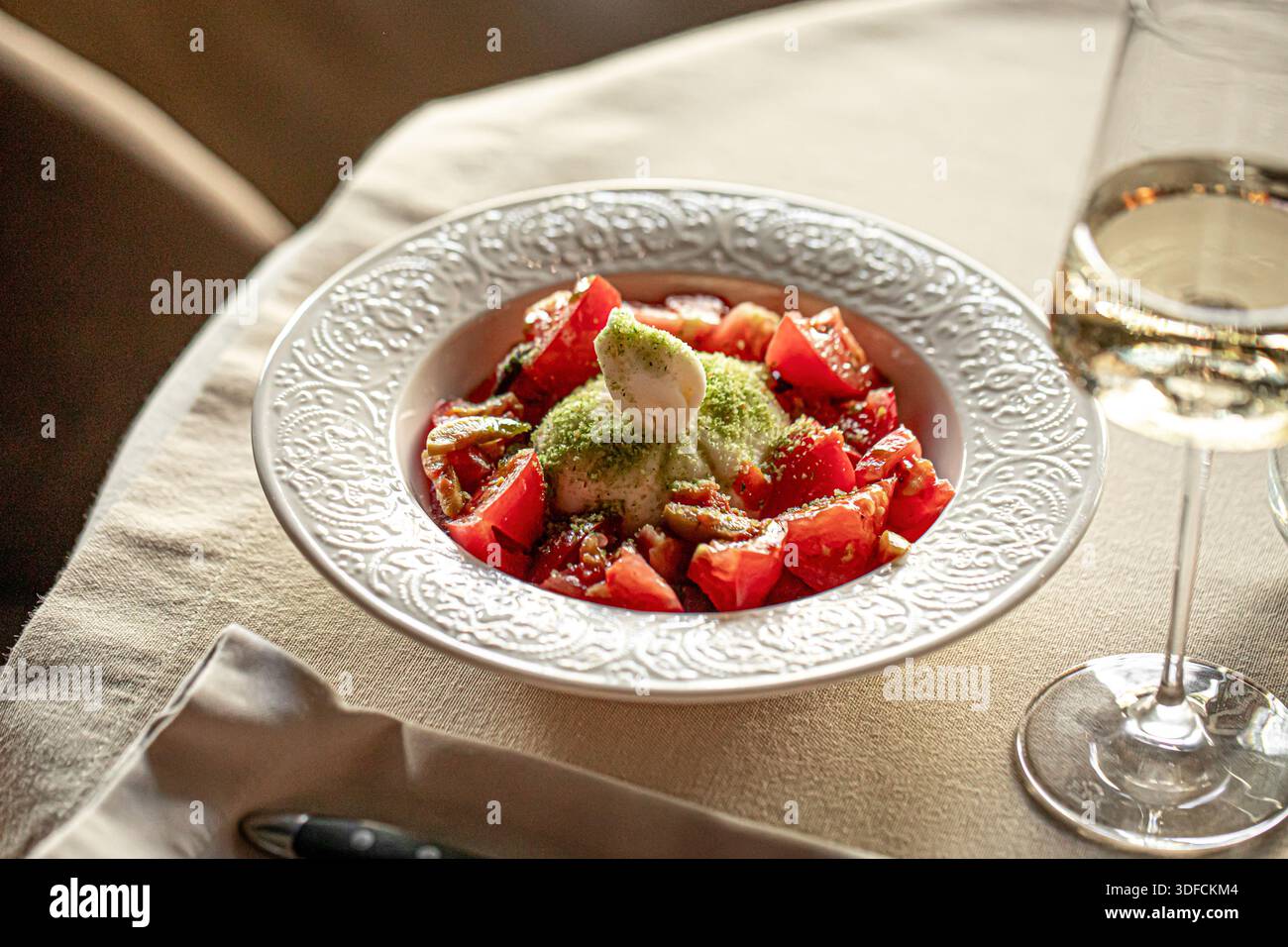 Frischer Tomatensalat mit Weichkäse in einer Schüssel Stockfoto