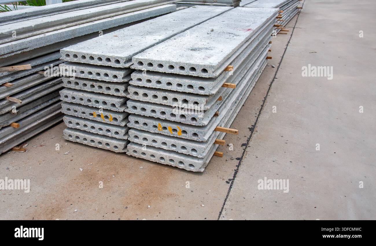 Stapel von Stahlbetonfertigteilplatten auf der Hausbaustelle. Stockfoto