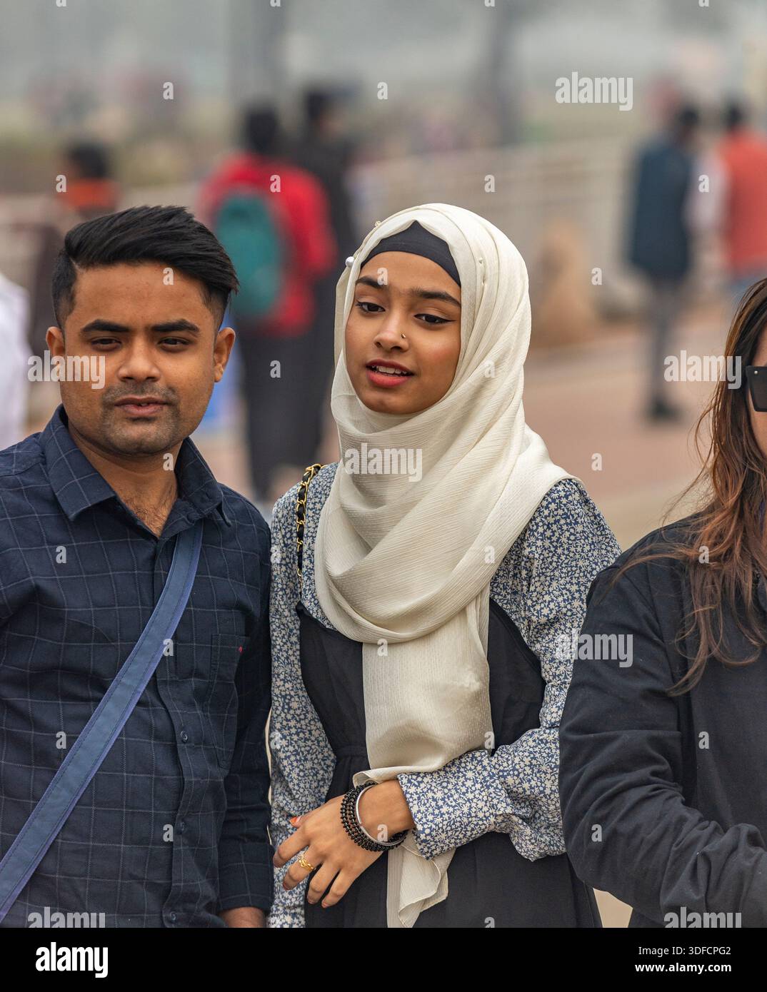 Gruppe von Einzelpersonen in vielfältiger Kleidung im Freien in einer öffentlichen städtischen Umgebung. Neu-Delhi, Indien, 31. Januar 2024. Stockfoto