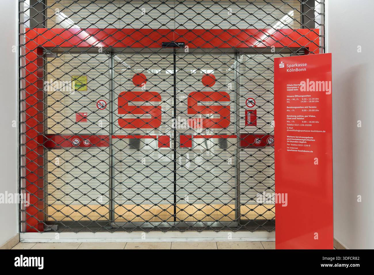 Die Sparkasse am Ebertplatz in Köln wurde mit einem Rollladen geschlossen. Symbolisches Bild von Filialschließungen, struktureller Wandel im Bankensektor Stockfoto