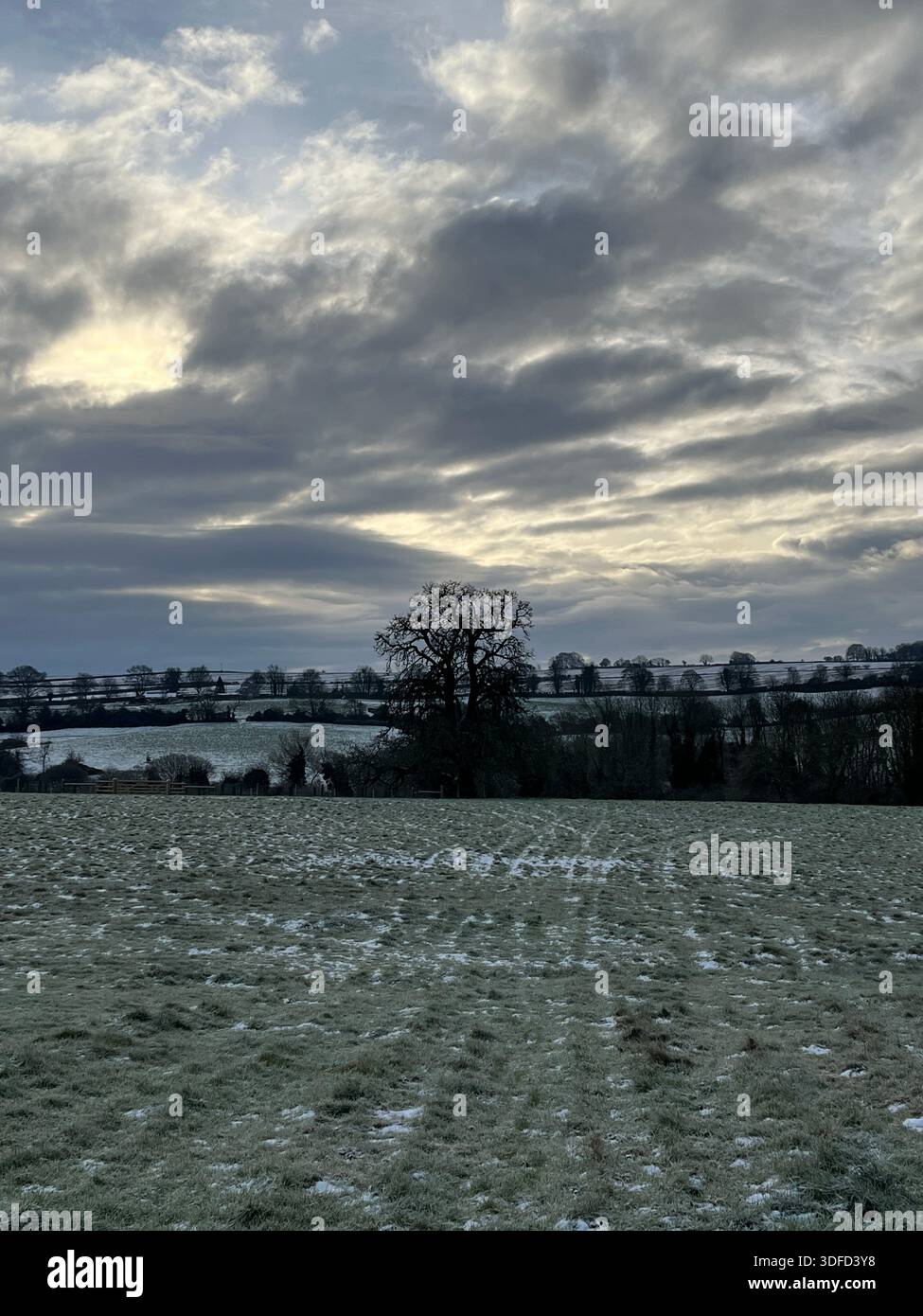 Schneebedeckte, frostige Aussicht über Felder in der Oxfordshire-Landschaft Stockfoto