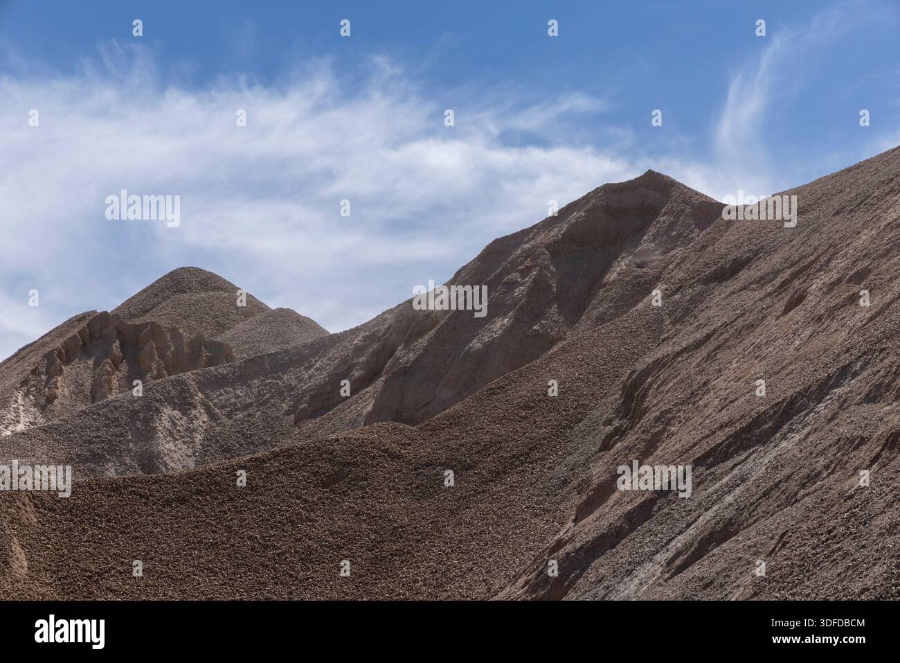 Haufen von Bergbauabfällen sehen aus wie von Menschen geschaffene Berge Stockfoto
