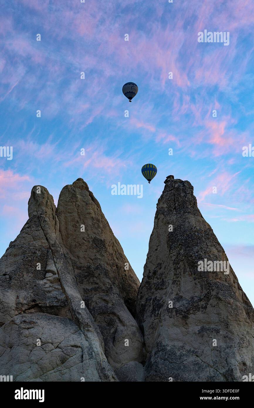 Heißluftballons, die sich über Feenkamine erheben Stockfoto