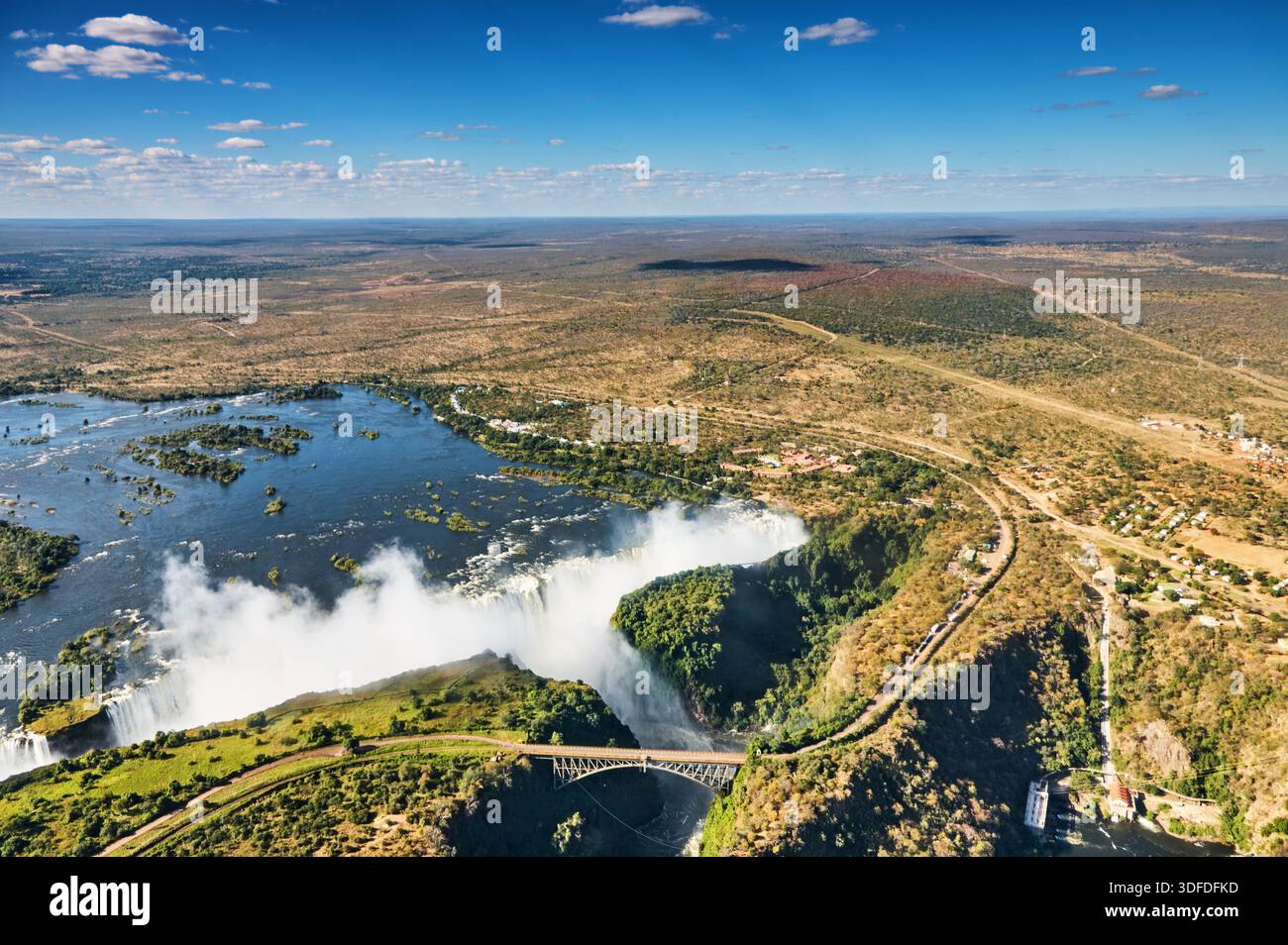 Blick aus der Vogelperspektive auf die berühmten Victoria Falls am Sambesi River im Hochwasser Stockfoto