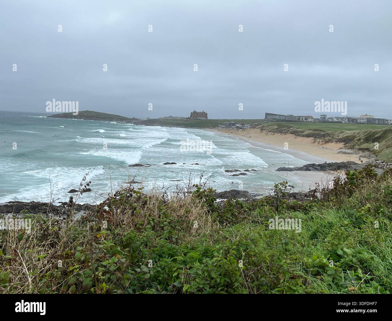 Fistral Beach in Newquay, Cornwall bei stürmischem windigem Wetter - Smartphone-aufgenommenes Stockfoto